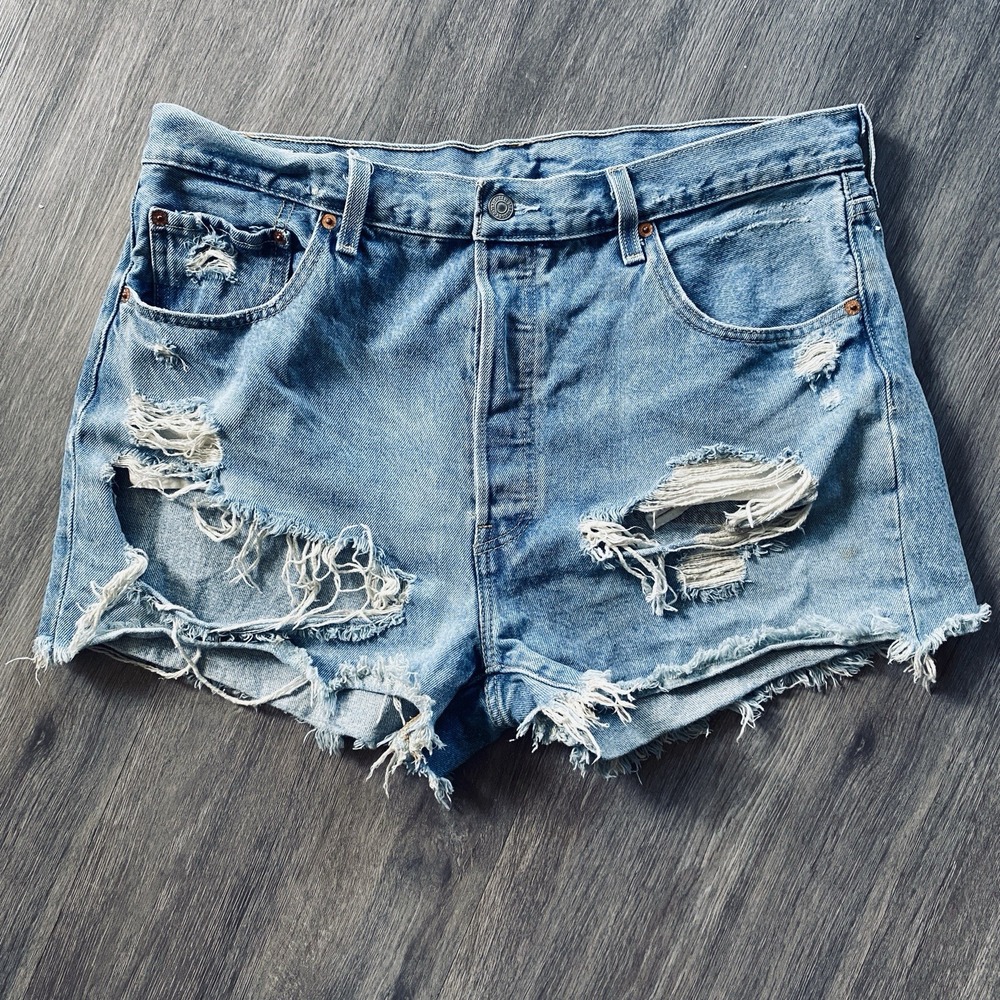 Y2K Levi's 501 Distressed Denim Cutoff Shorts W34 Light Wash Raw Hem 3"‎ Inseam
